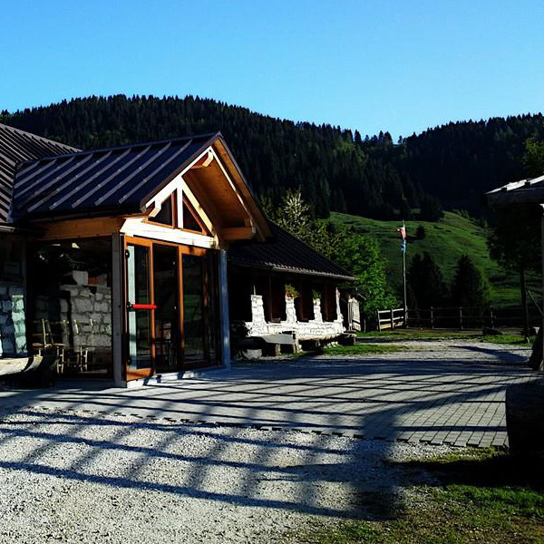 Rifugio Bocchette sul Monte Grappa. Qui puoi trovare libri e cartine Edizioni DBS